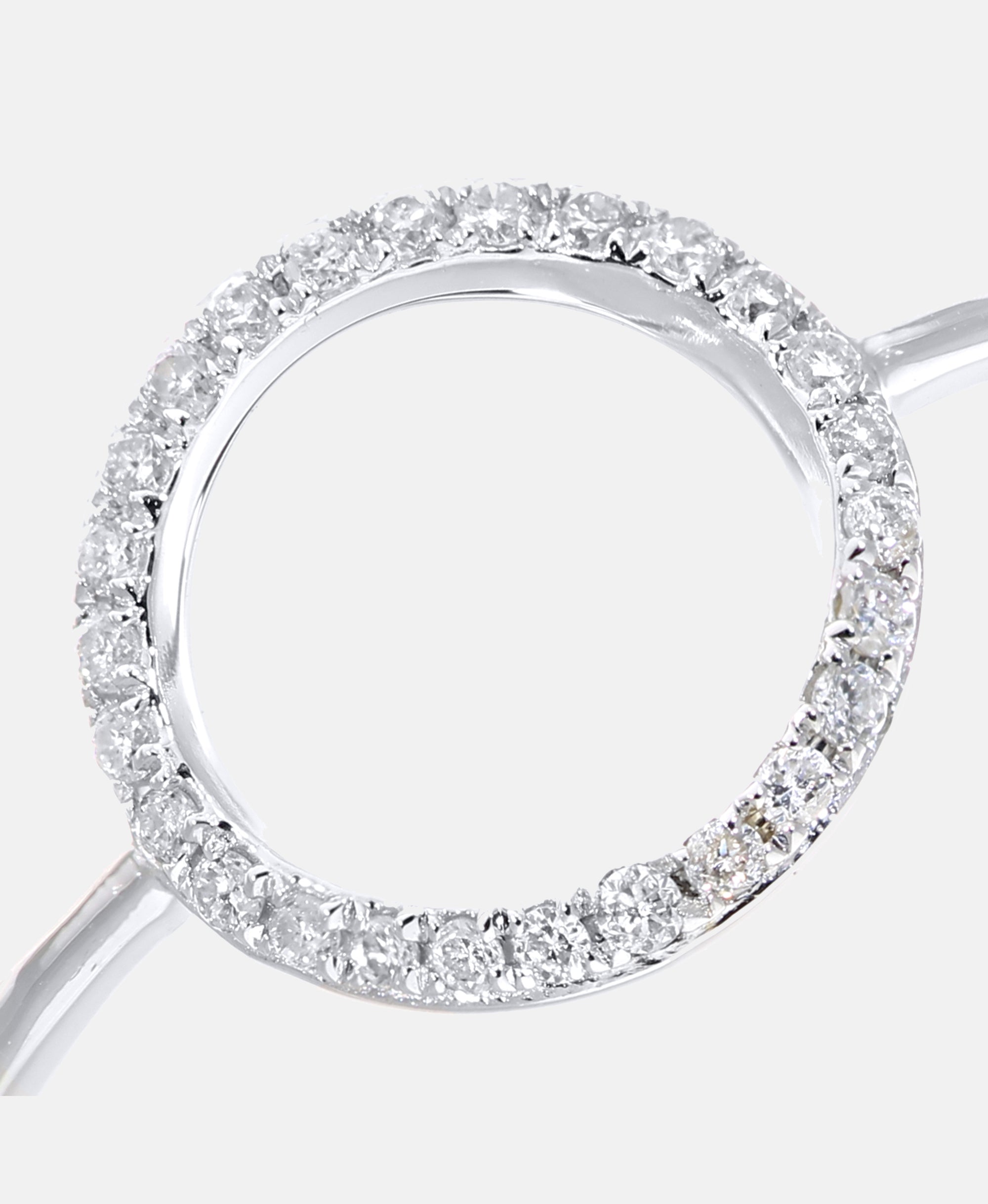 Ring aus 375 Weißgold mit Diamant