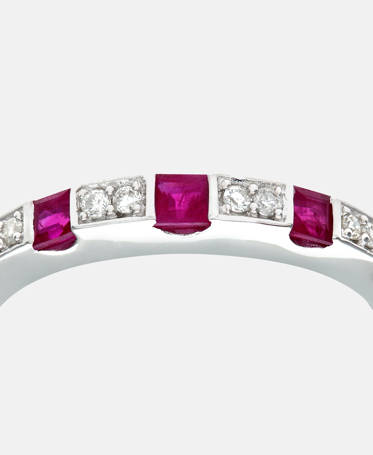 Eternity-Ring aus 375 Weißgold mit Diamant mit Rubin