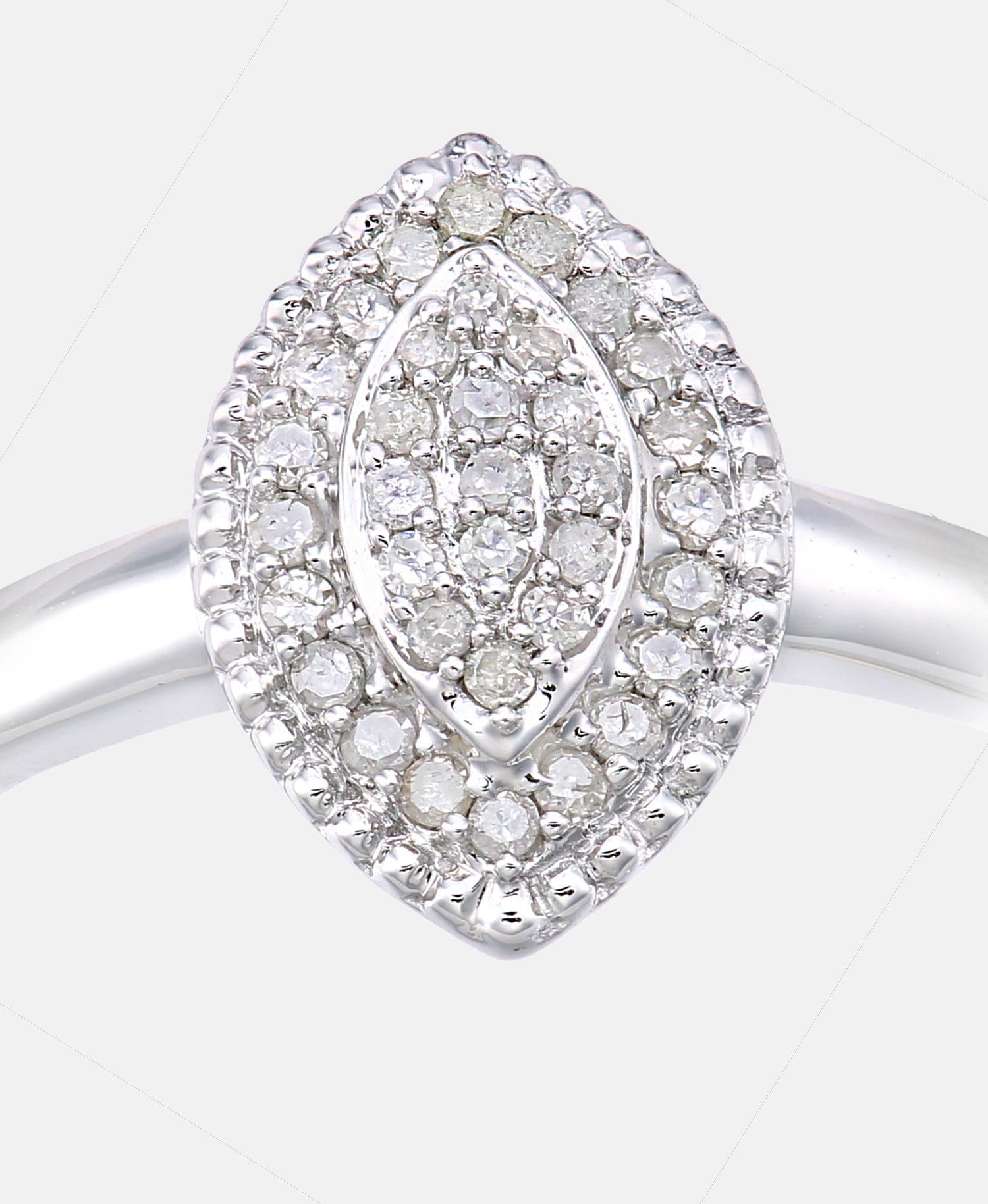 Cluster-Ring aus 375 Weißgold mit 0.16 Karat Diamant