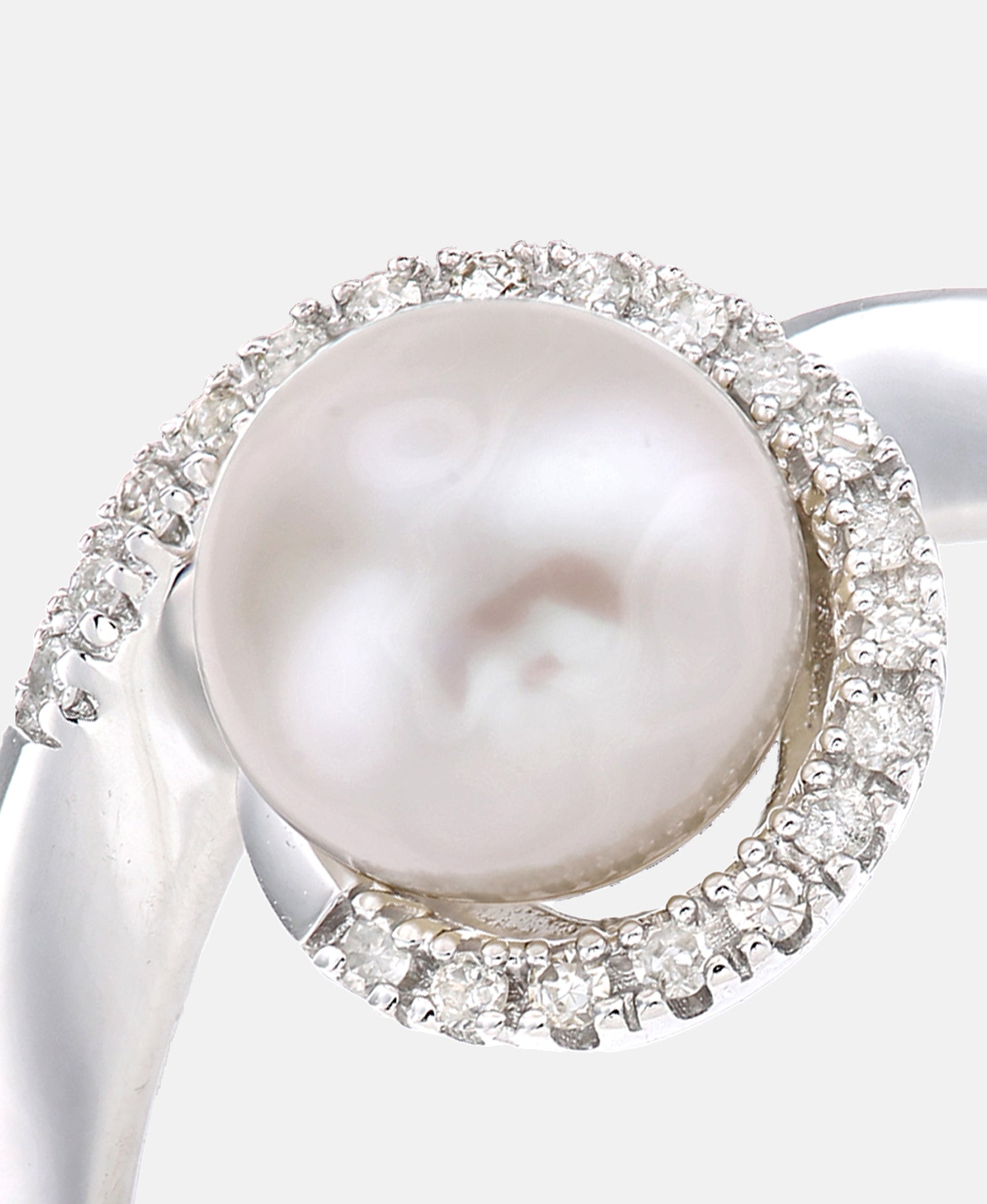 Ring aus 375 Weißgold mit 0.08 Karat Diamant mit Perle