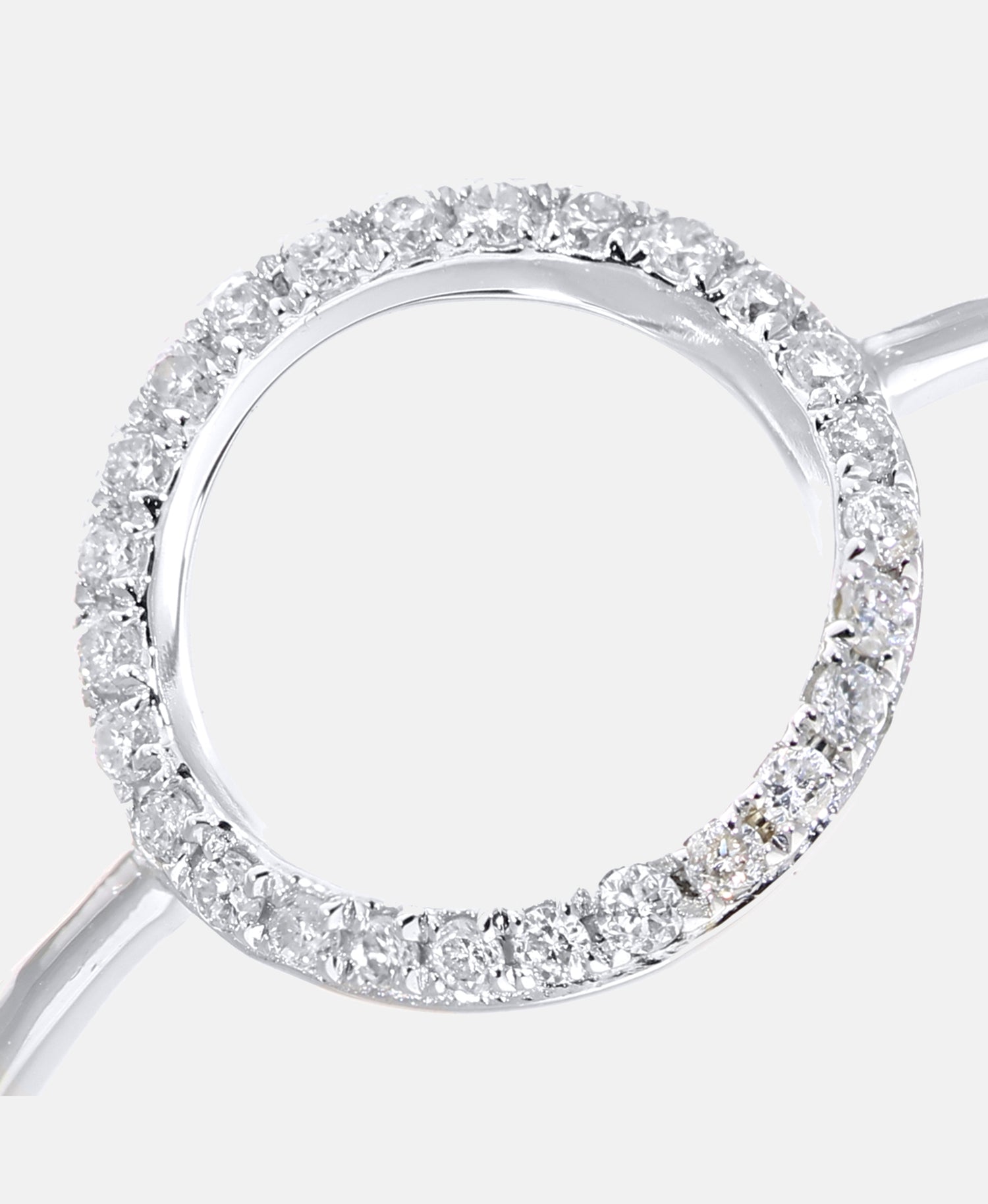 Ring aus 375 Weißgold mit Diamant