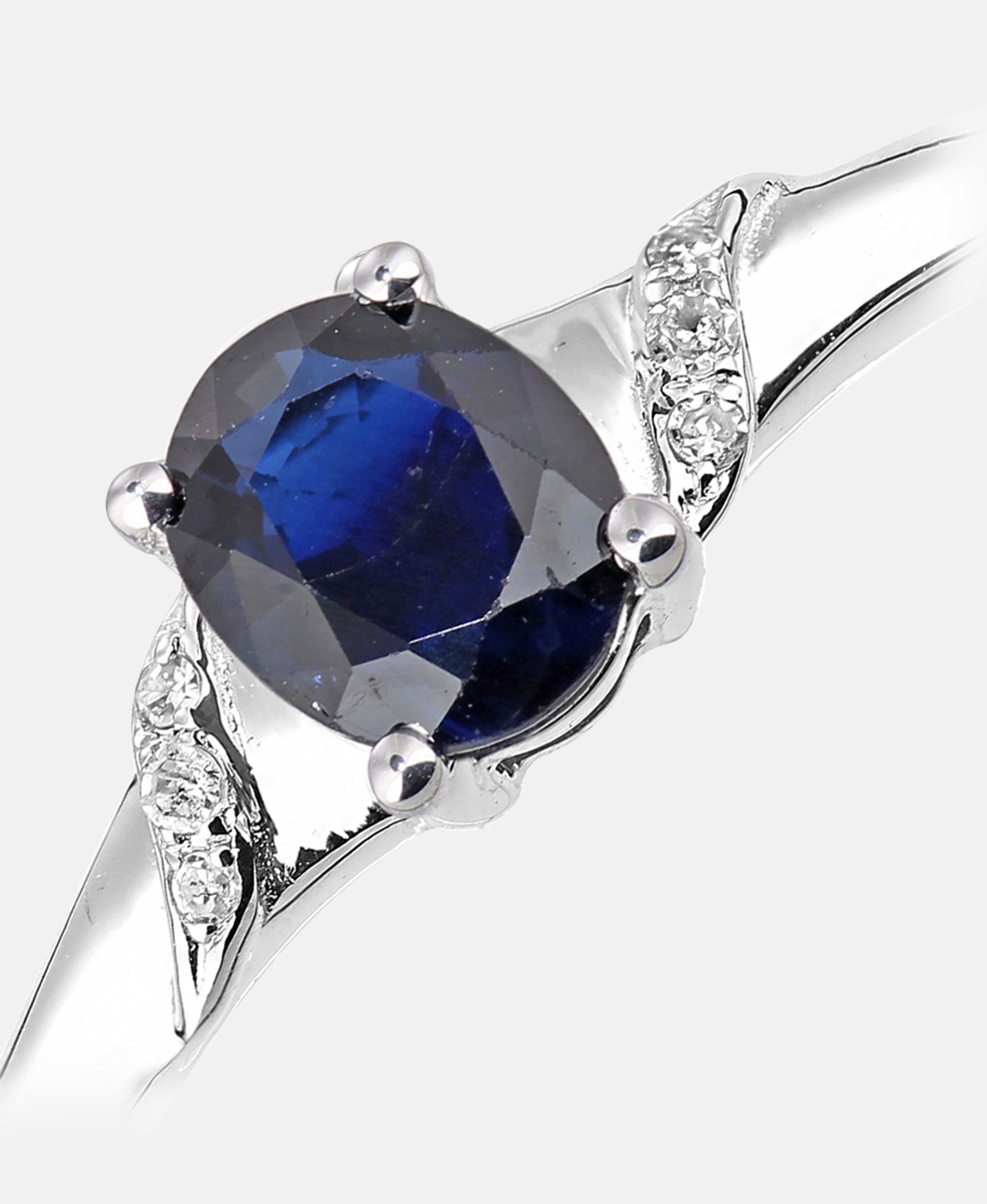 Verlobungsring aus 375 Weißgold mit Diamant mit Saphir
