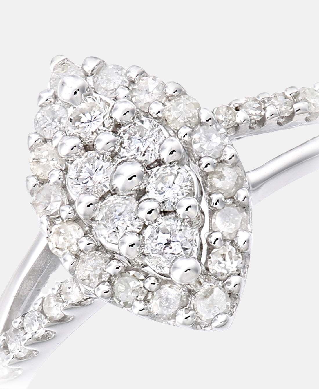 Cluster-Ring aus 375 Weißgold mit 0.36 Karat Diamant
