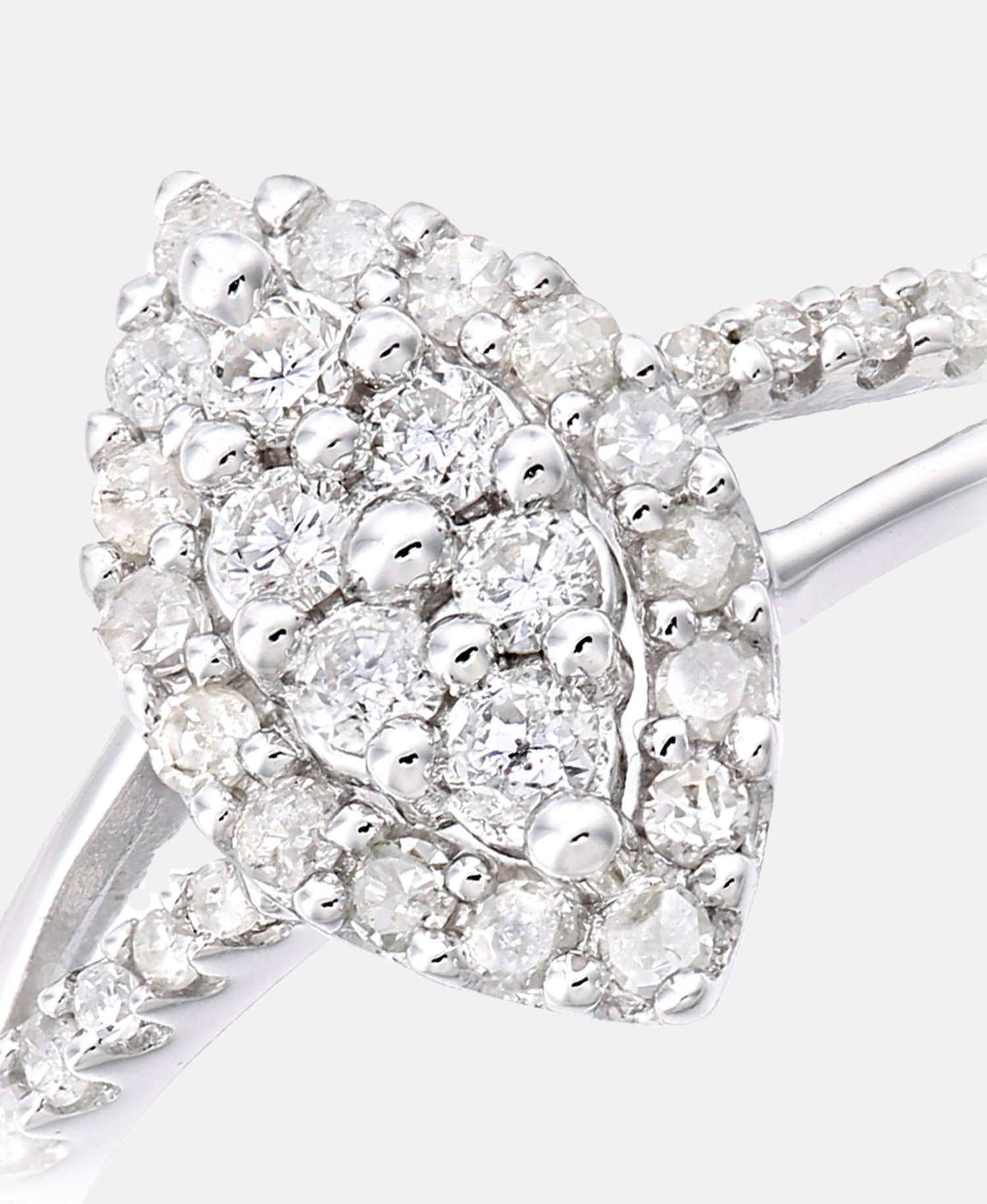 Cluster-Ring aus 375 Weißgold mit 0.36 Karat Diamant